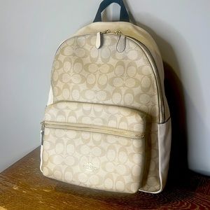 Coach - Charlie backpack Signature Canvas (Mint Condition)
